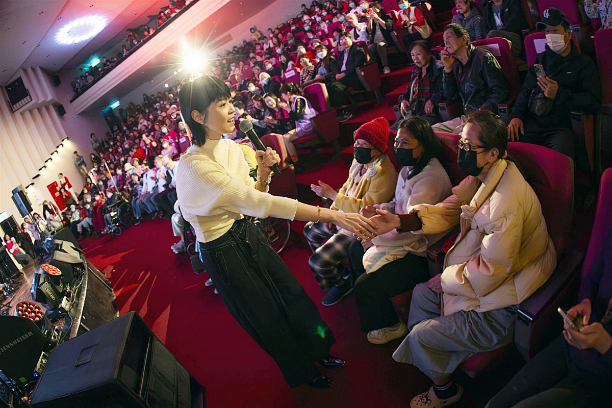 癒歌后曹雅雯透過溫柔歌聲關懷病友、家屬治療的辛苦