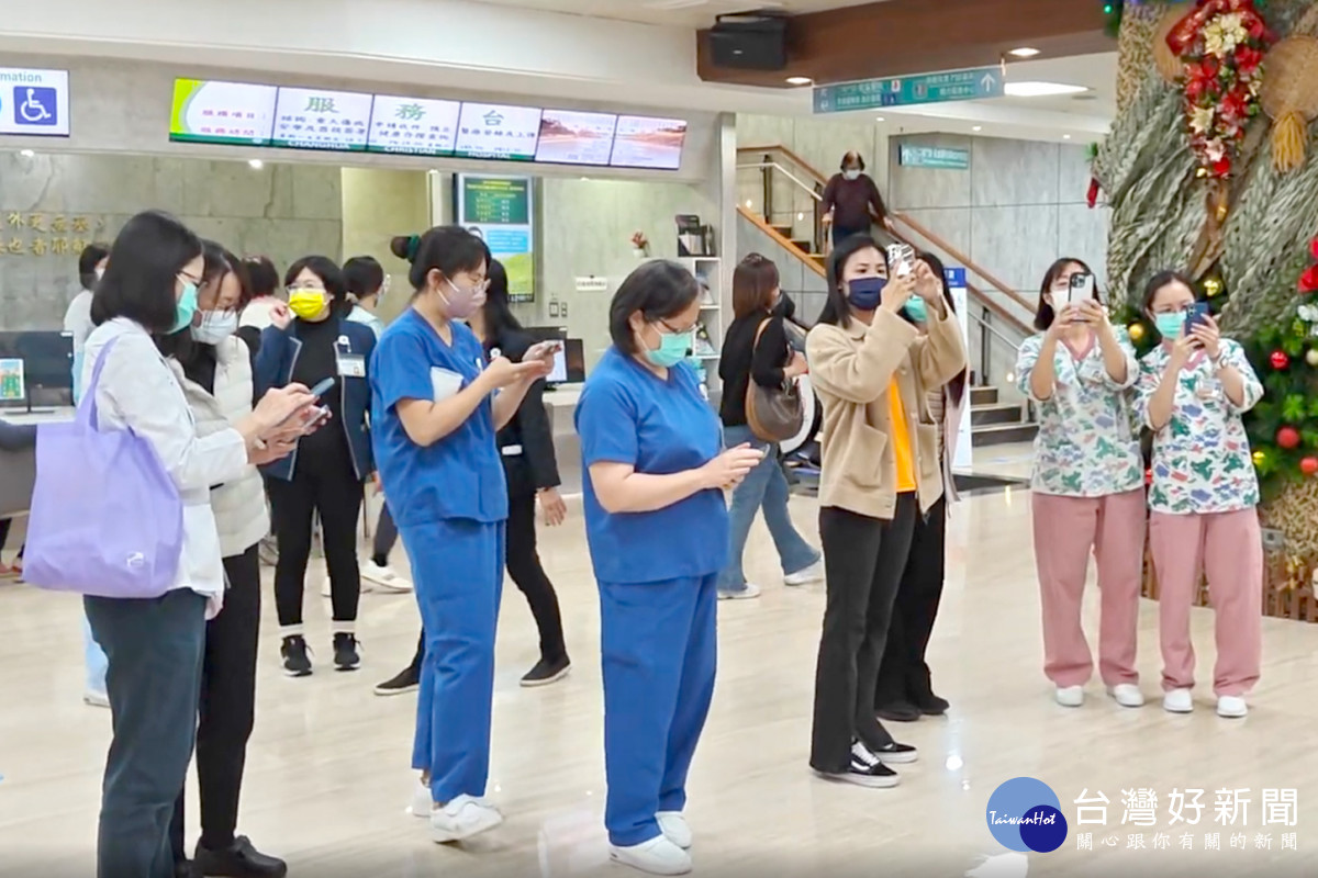 演唱會消息一出,院內員工反應熱烈,並在醫院大廳暖場快閃活動中,將演唱會訊息打卡分享按讚。圖/彰基醫院提供