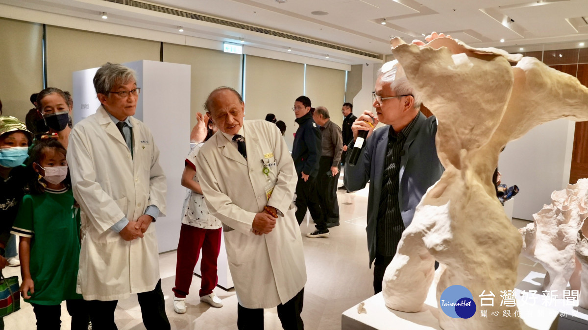 從手術刀到陶土裂縫　鄭良珊醫師《在刀鋒窯火裂縫中》創作個展彰化秀傳登場