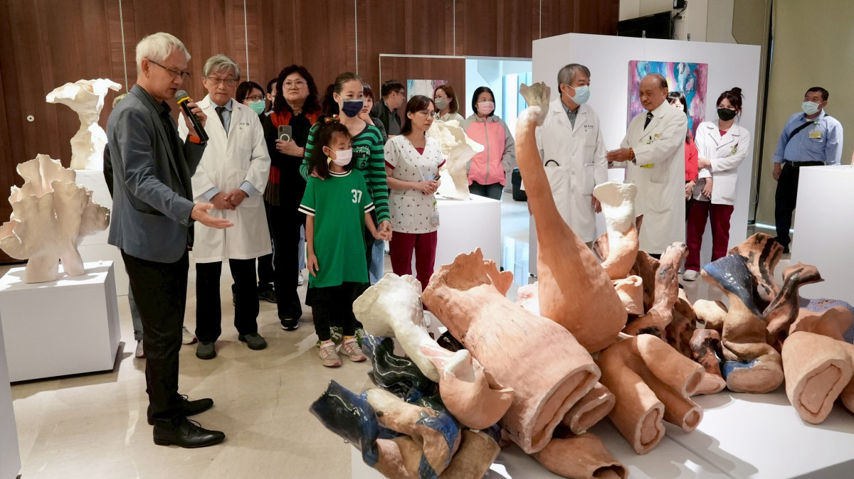 鄭良珊醫師（左一）為現場來賓做創作導覽。圖／秀傳醫院提供