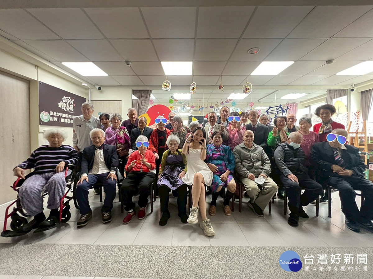 桃喜居年終化妝舞會圓滿落幕，長輩們開心合影留念