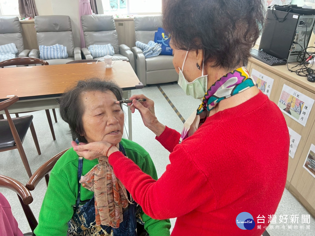 長輩們開心享受梳妝時光，笑容滿溢自信與魅力