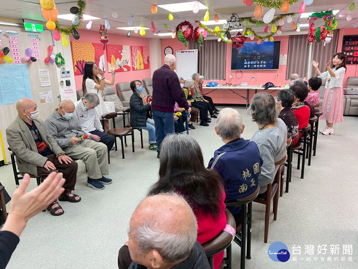 在時裝走秀與歡唱卡拉OK中，長輩們盡興表演，台下朋友熱情打拍子