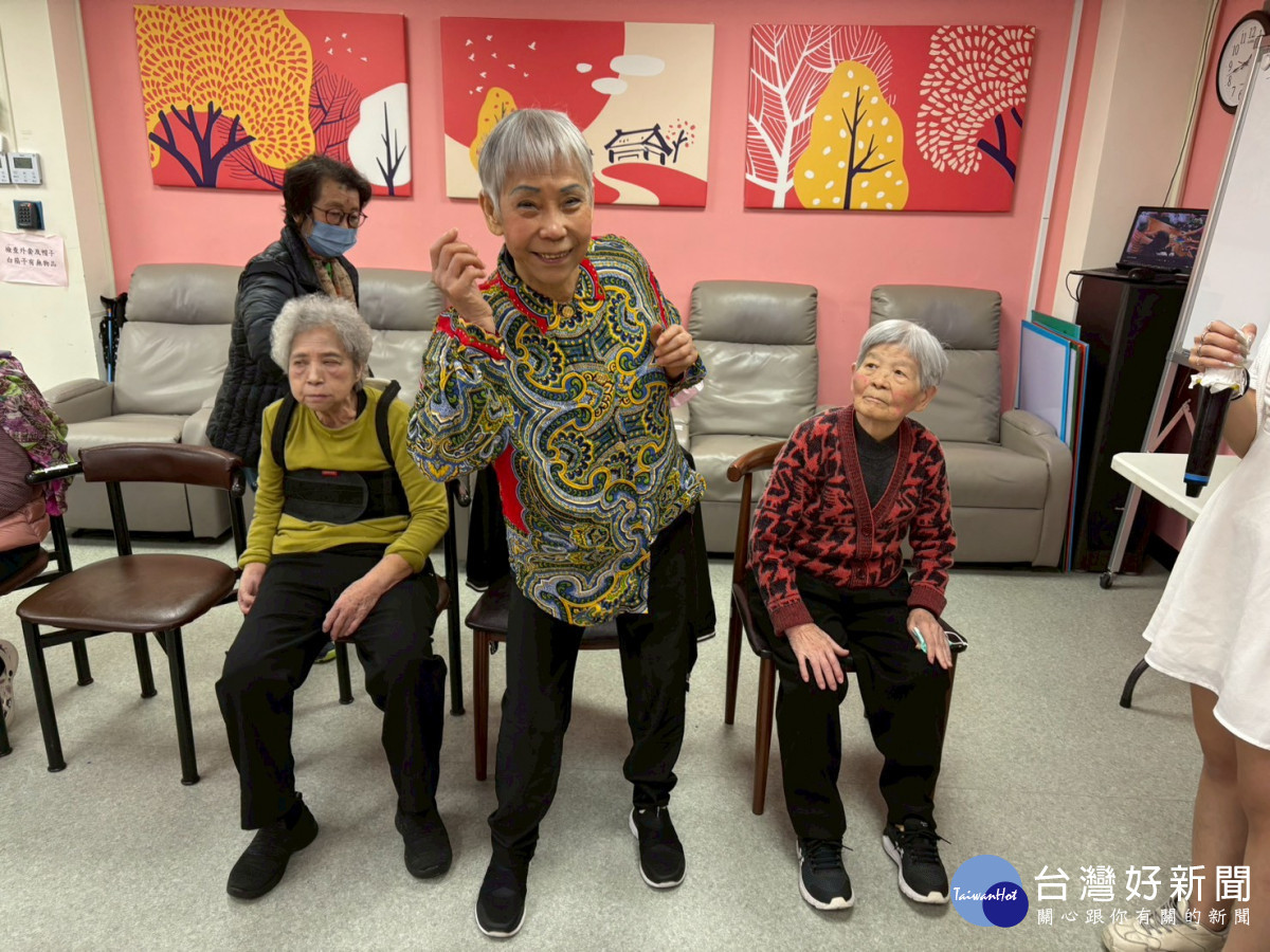 每位長輩都沉浸在舞會歡樂中，盡情展現活力與笑容