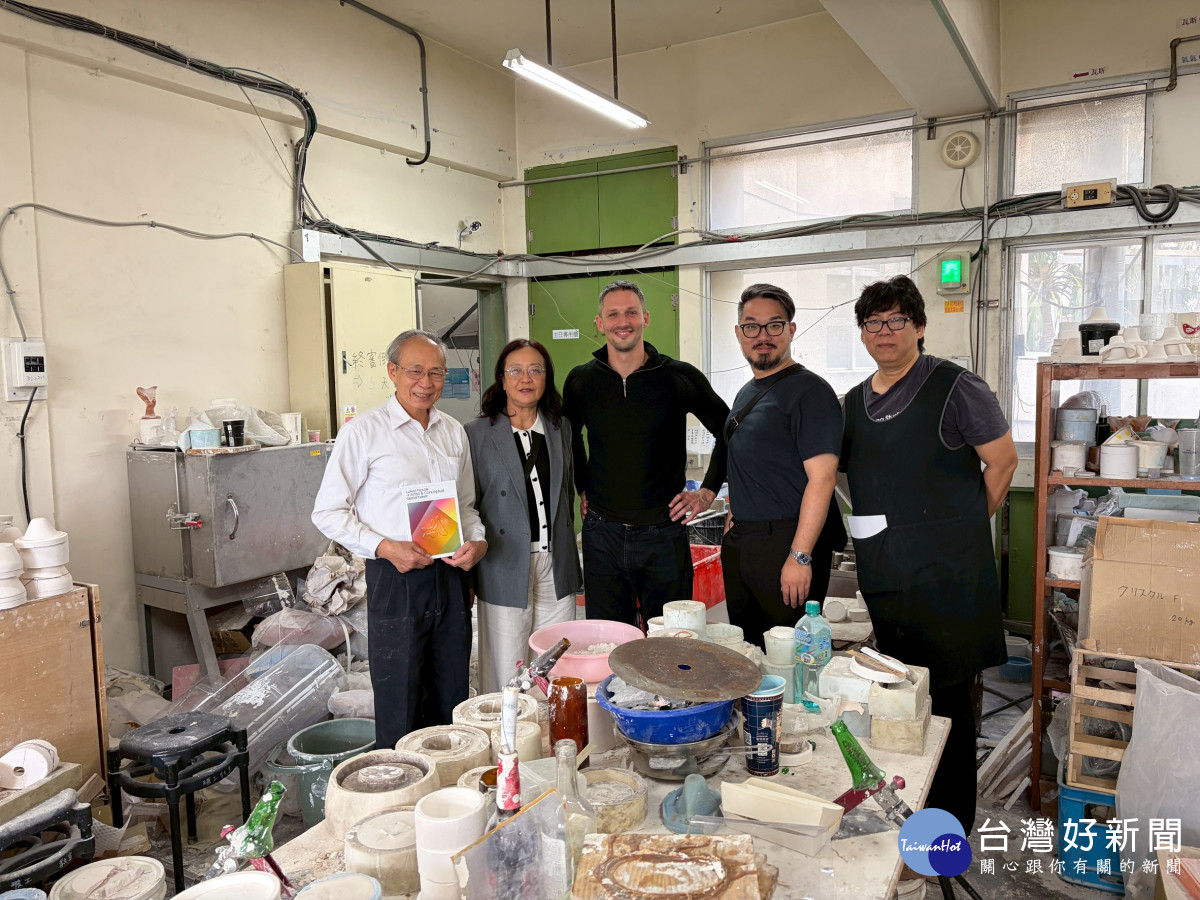 .Lukas 走訪清華大學藝術與設計學系，與蕭銘芚老師互動交流。