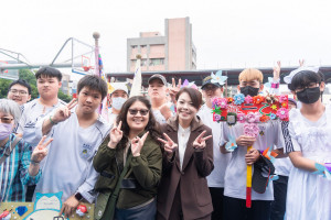 高虹安市長與學生。