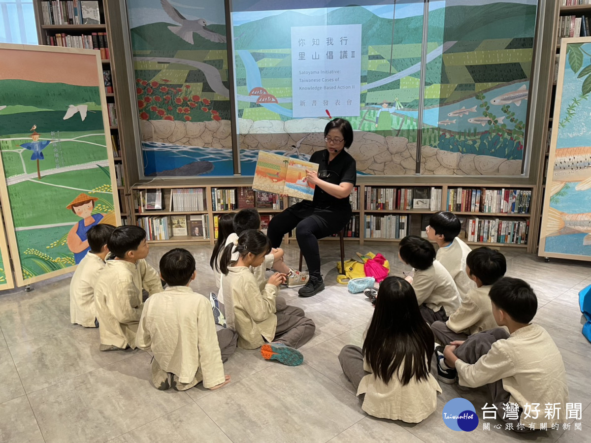 學子席地而坐聆聽說里山、里海的故事。