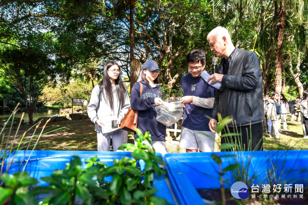 元智大學水生植物種原方舟計畫展現跨領域合作成果,化材系王清海教授(右二)團隊參與水質監測與數據管理