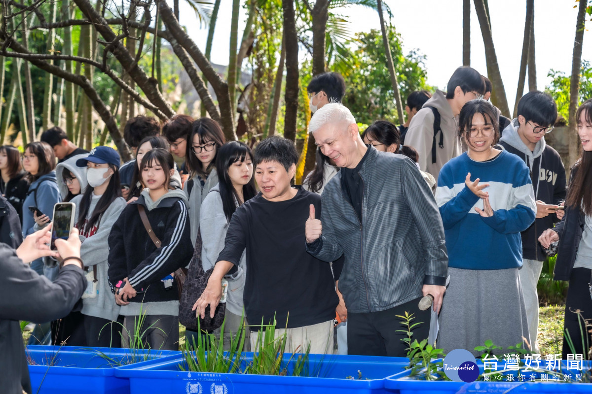 元智大學管理學院與桃園和平生態農場、春燕生態農場合作推動水生植物復育,左為春燕生態農場共同創辦人余孟芬,右為元智大學管理學院陳懷傑教授
