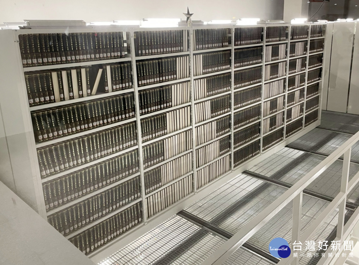 建築師開一扇窗，館員發揮巧思將經典的四庫全書排列成聖誕樹的形狀與你說HI