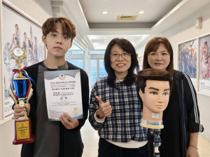 大二學生張鈞賀首次參賽，即在男子左邊分髮型項目中奪冠，為其專業學習歷程注入高度信心。圖／記者鄧富珍攝