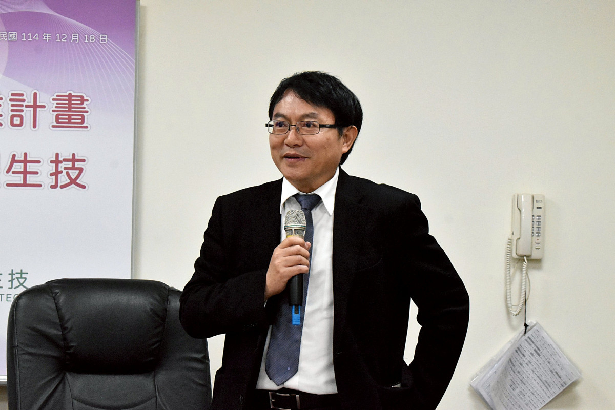 技術發明人長庚科大黃聰龍副校長進行技術介紹