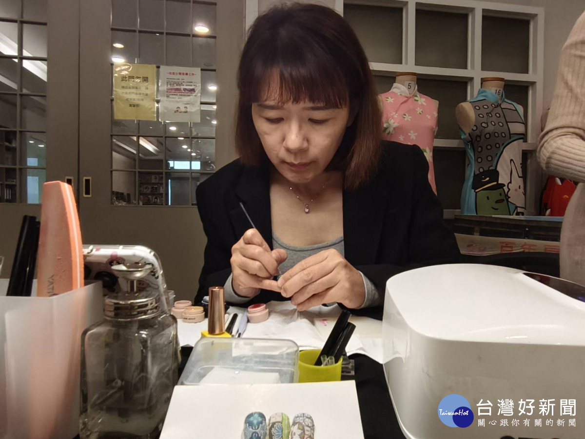 李美玲則在藝術花磚設計與沙龍粉雕項目中展現精湛技術與創意,獲得評審高度肯定。圖/記者鄧富珍攝