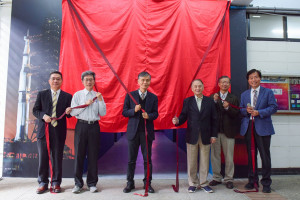 中原大學理學院太空科技研究中心「星空走廊」揭幕儀式，中原師長齊聚見證。（左起：葉瑞銘、吳宗遠、李英明、張光正、魏主榮、孫維新）