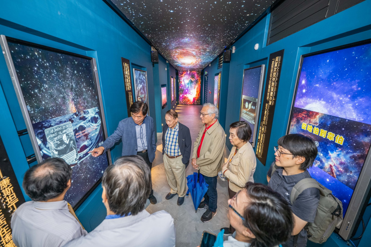 中原大學物理系講座教授孫維新親自於「星空走廊」導覽，分享天文與太空探索的教育意義。