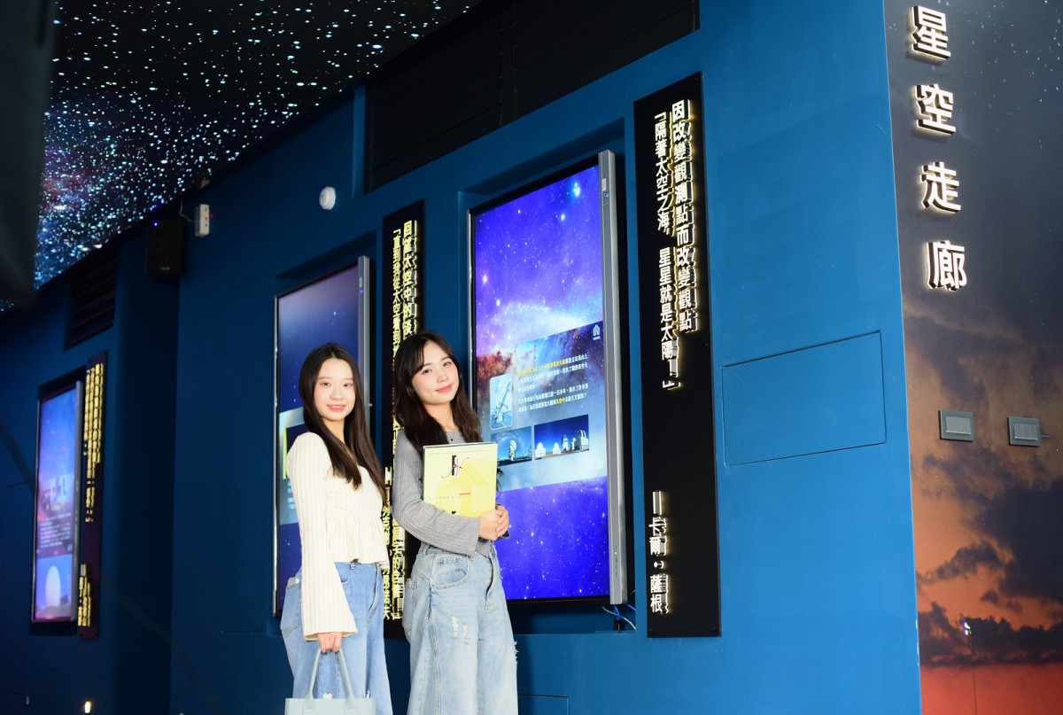 中原大學理學院「星空走廊」以高解析LED主屏幕搭配多面互動式豎屏，營造出彷彿置身宇宙星海的體驗環境。