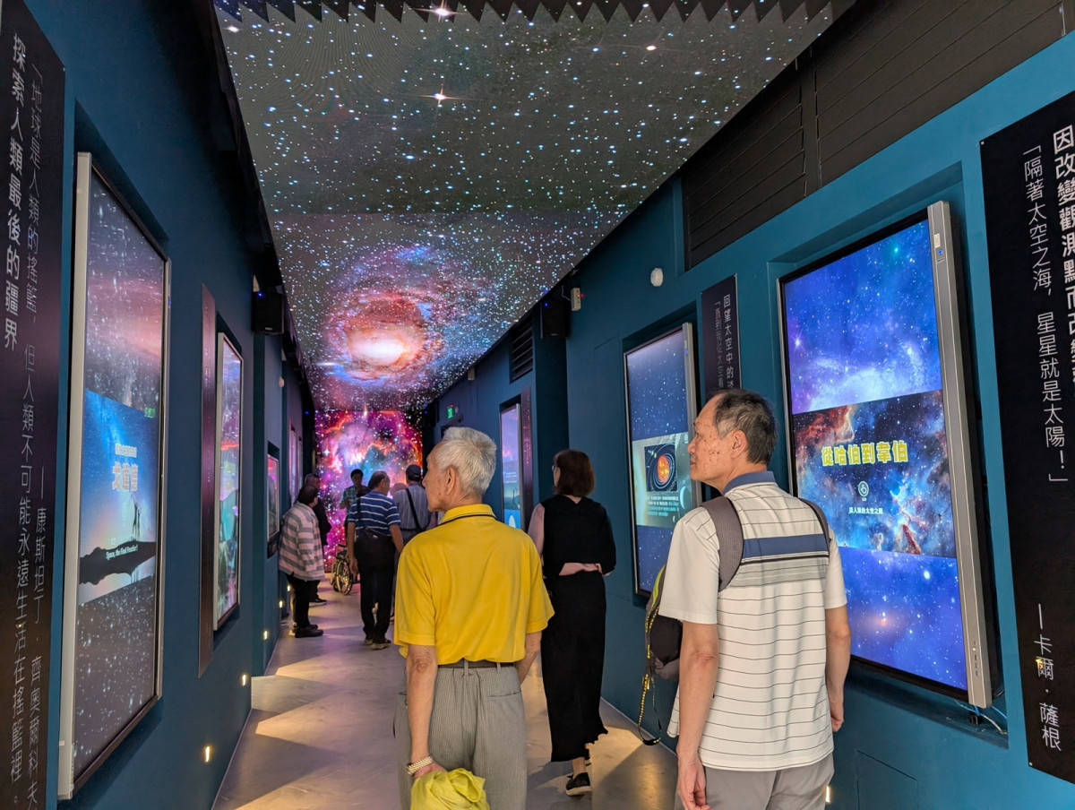 座落於中原大學理學大樓一樓的「星空走廊」，結合多媒體影音與互動螢幕，開放民眾於上班時間前來參觀。