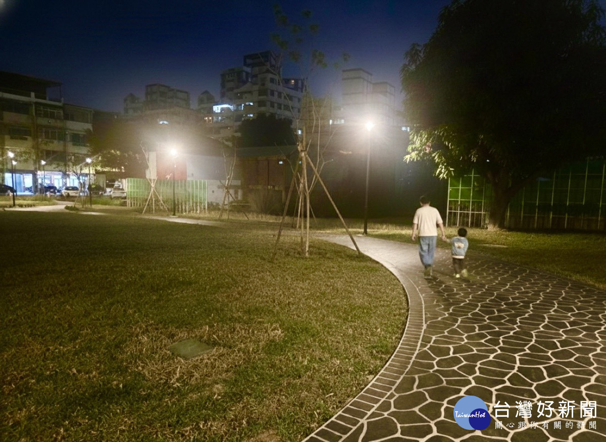 十甲公園設置充足夜間照明，讓民眾舒適體驗公園環境