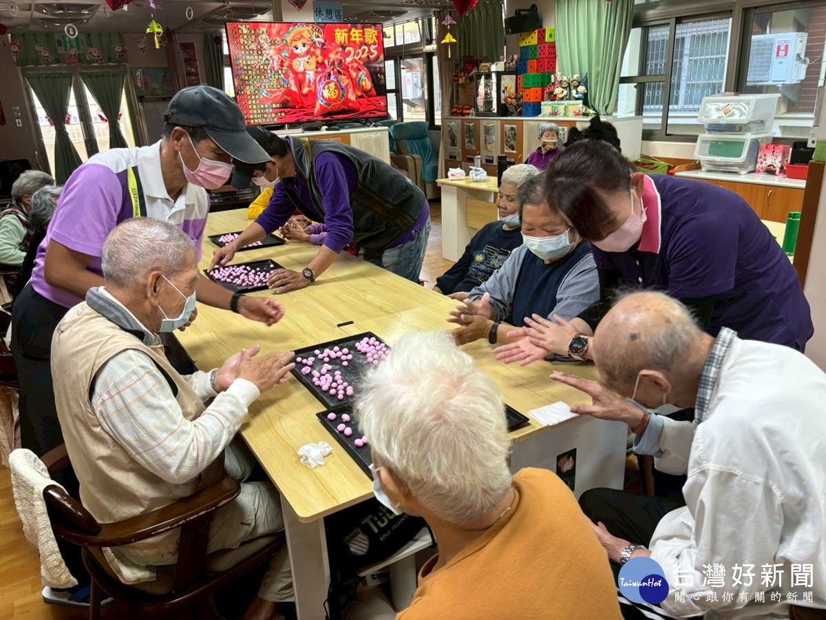 冷冷冬至搓湯圓呷甜甜   彰化榮家日照長輩暖意上心頭