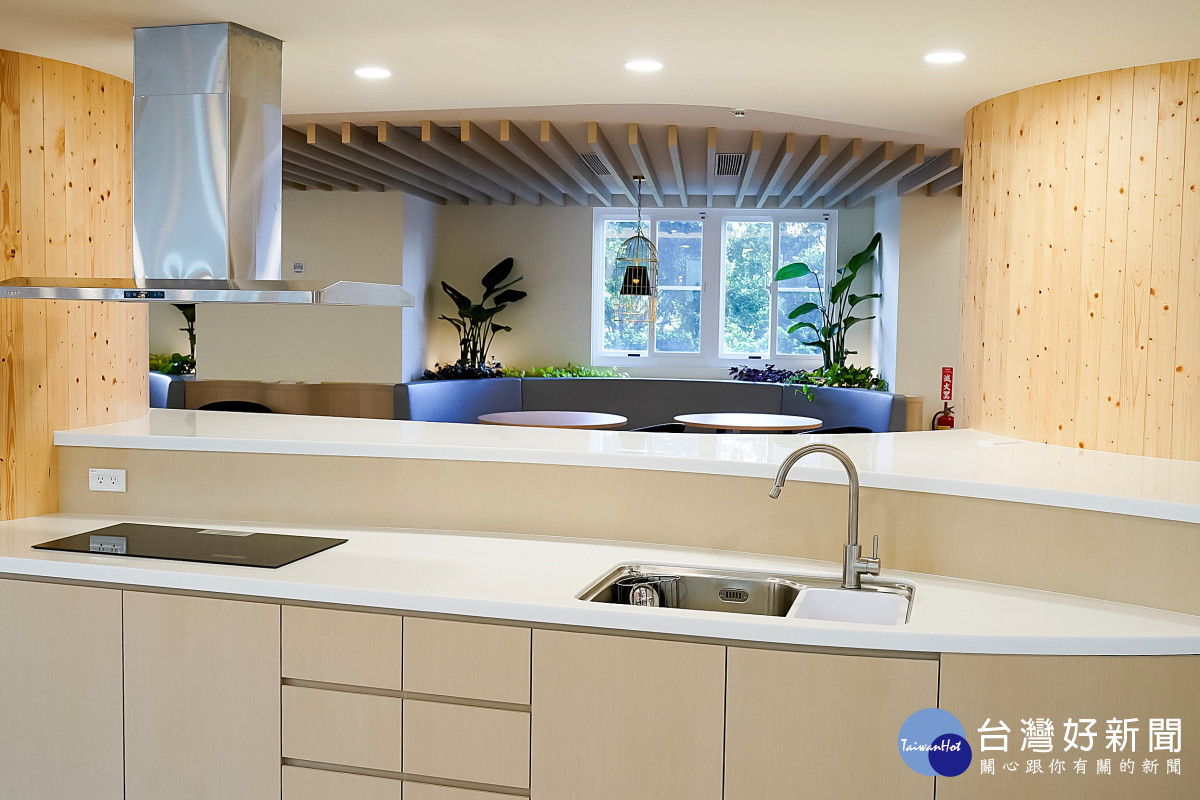 長庚大學第一學舍「共享食堂」規畫完善的烹飪設施及用餐環境