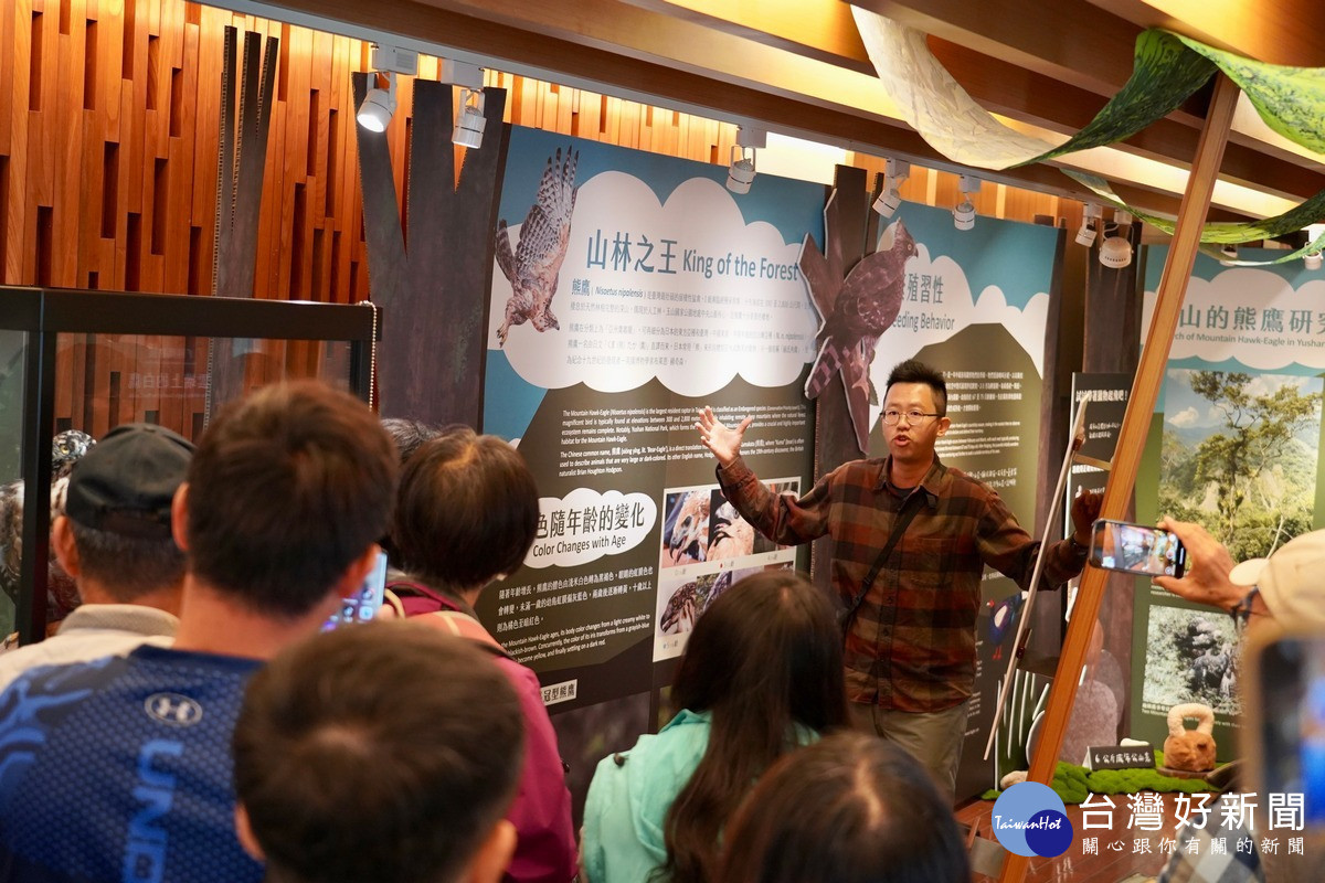 屏科大謝季恩研究員導覽玉管處水里遊客中心的熊鷹特展。