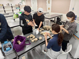 大一學生運用廢棄柿子皮煮染，並將一雙雙襪子縫製為作品「好柿連連」。