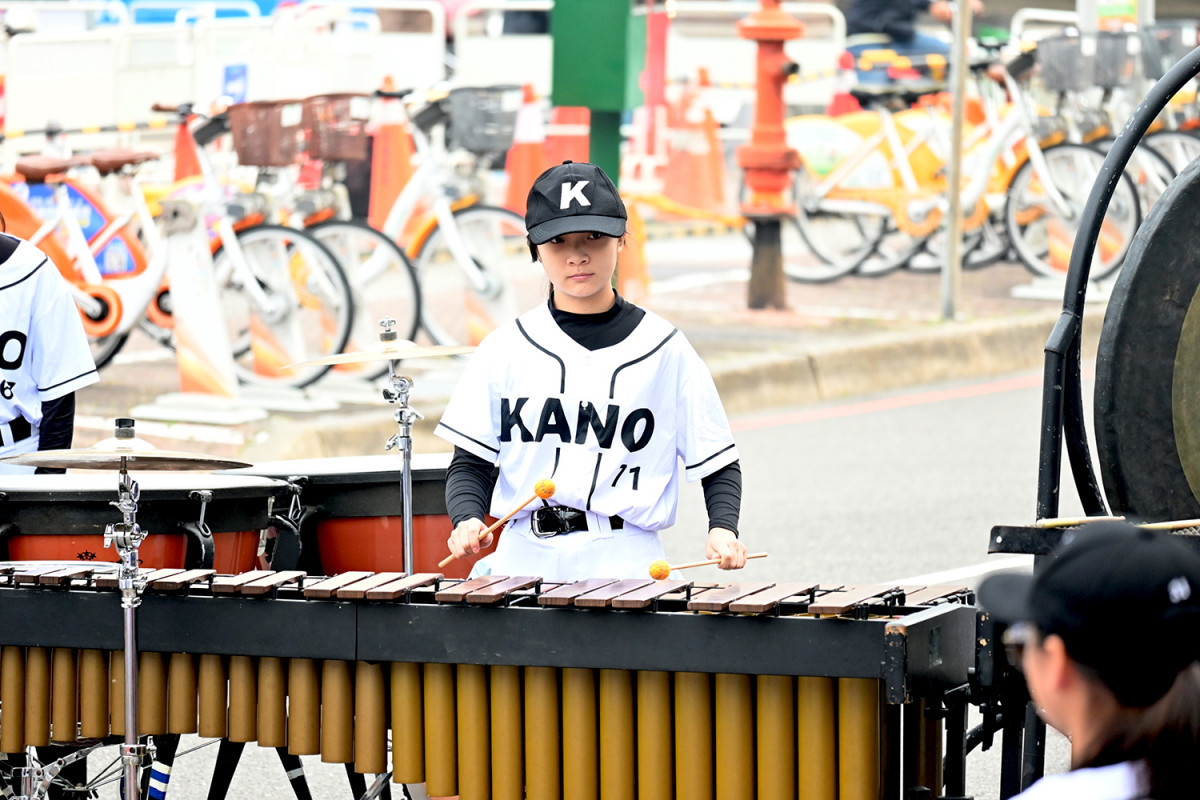 嘉義市南興國中管樂旗隊融入KANO元素。（圖／陳致愷攝影）