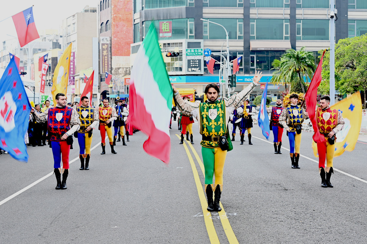 義大利科里羅尼中古世紀管樂旗隊以戰鼓、號角與旗舞，打造出古代慶典般的盛大儀式。（圖／記者陳致愷攝影）