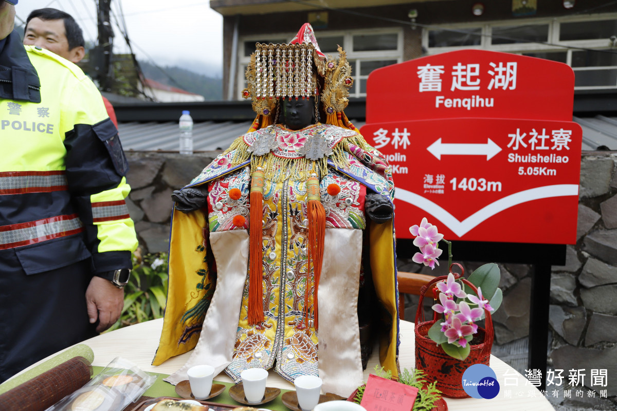媽祖搭乘林鐵抵達奮起湖車站／嘉義縣府提供