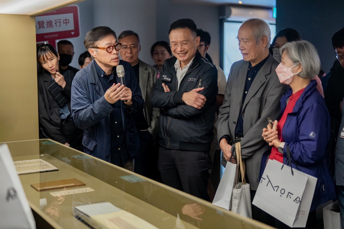 桃園市副市長蘇俊賓參觀「2025橫山書藝雙年展」。<br />
