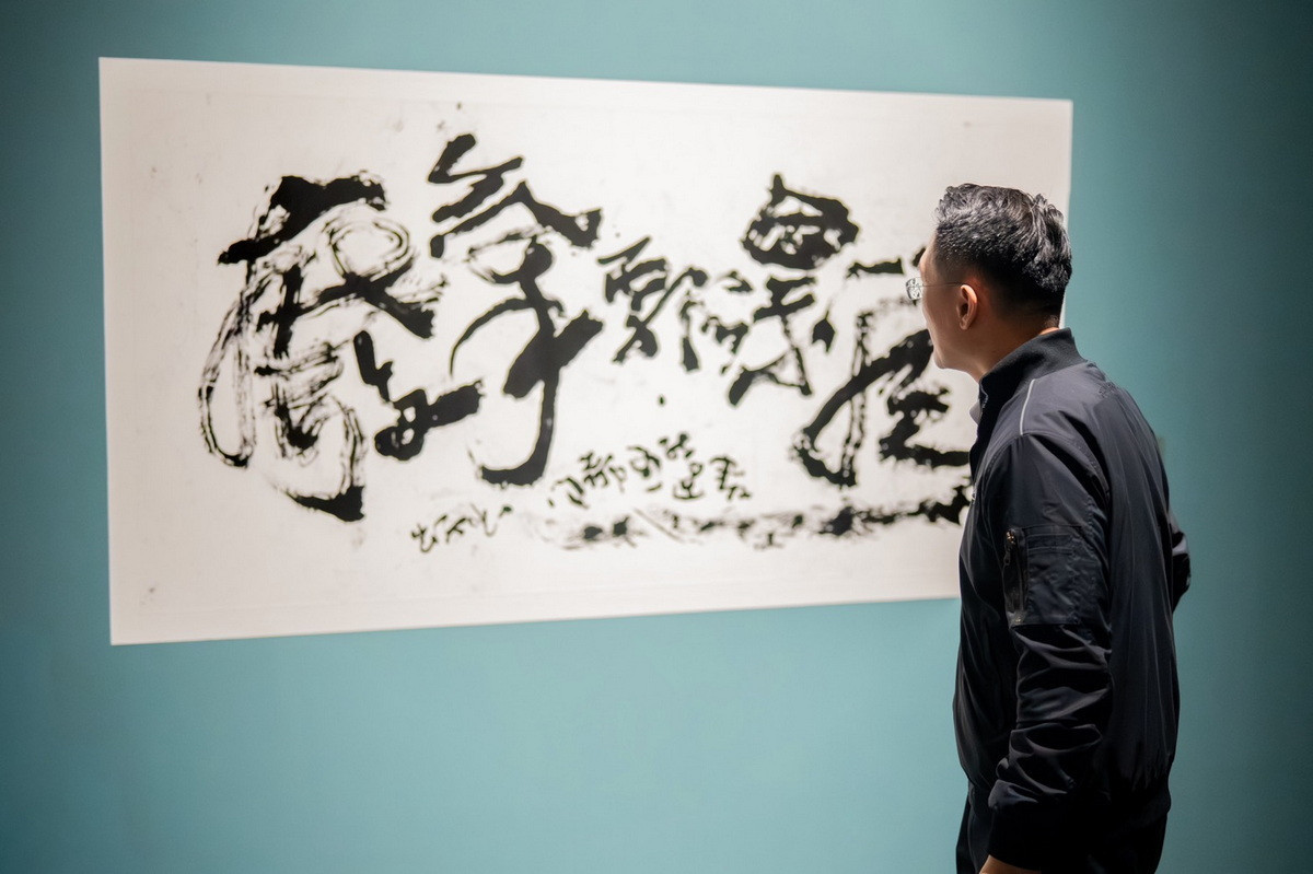 桃園市副市長蘇俊賓參觀「2025橫山書藝雙年展」。<br />
