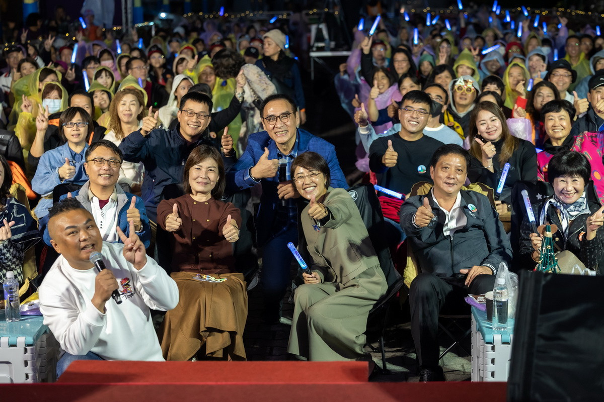 彰明電子聖誕音樂晚會仍吸引許多民眾參與。(縣府提供)