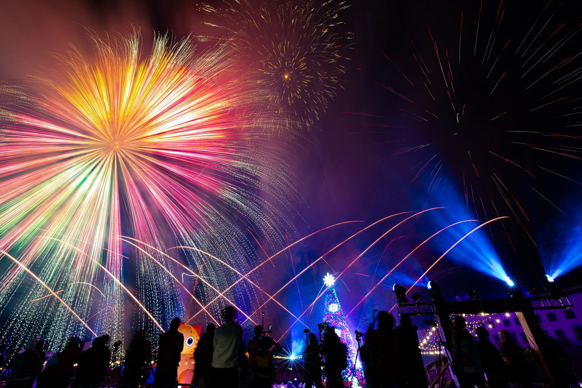 璀璨煙火照亮草屯夜空。(縣府提供)