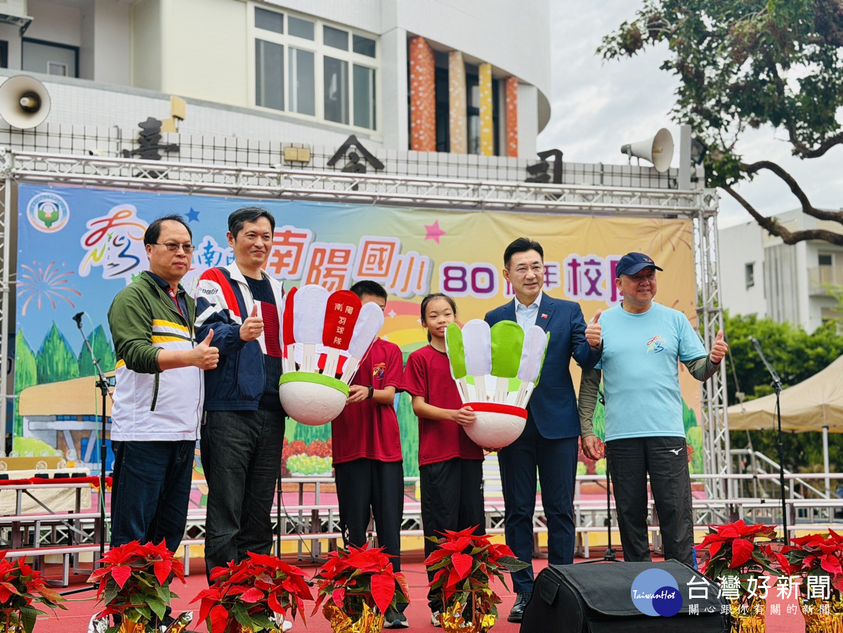 江啟臣偕運彩公會及羽球協會捐9千顆羽球　助南陽國小培育下一個戴資穎