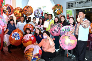 林世賢市長逐批和藝術家們合影。圖／彰化市公所提供