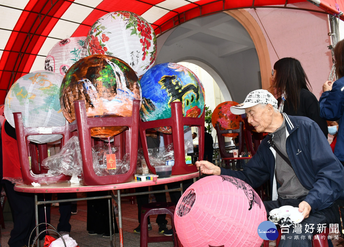 知名畫家黃茂松專心彩繪燈籠。圖／記者鄧富珍翻攝