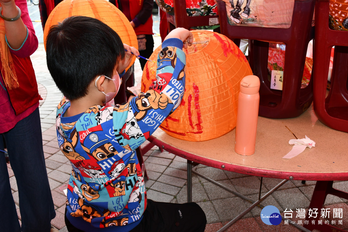 小朋友不落人後也在現場彩繪燈籠。圖／記者鄧富珍翻攝