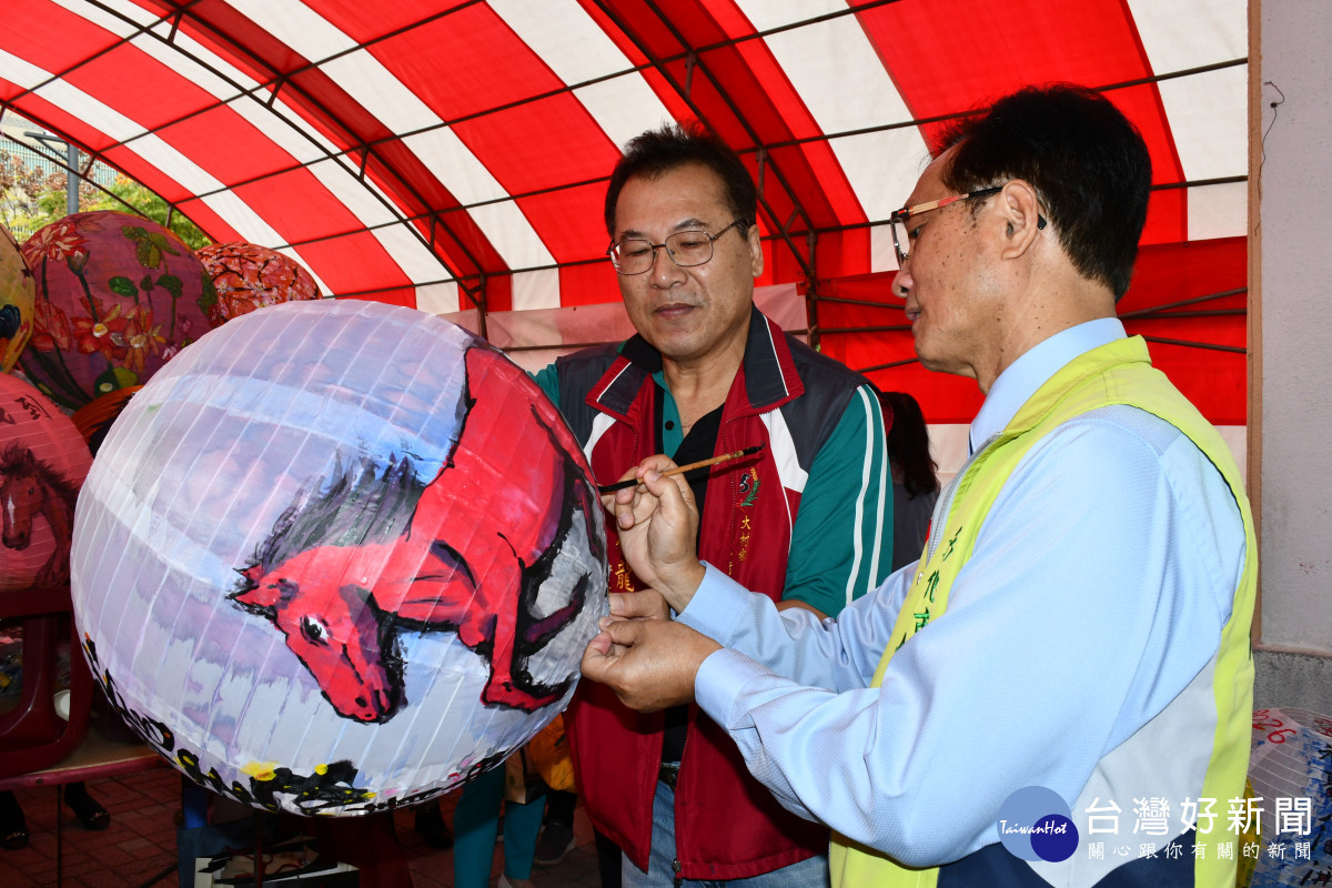 林世賢市長為彩繪燈籠題字。圖／記者鄧富珍翻攝