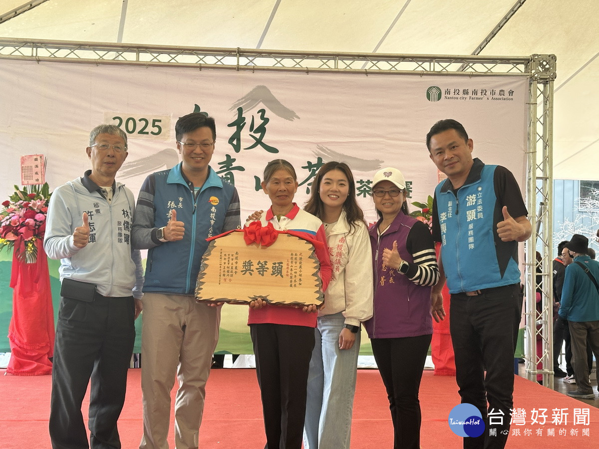 張議員張市長為頭等頒獎。（記者扶小萍攝）<br />
