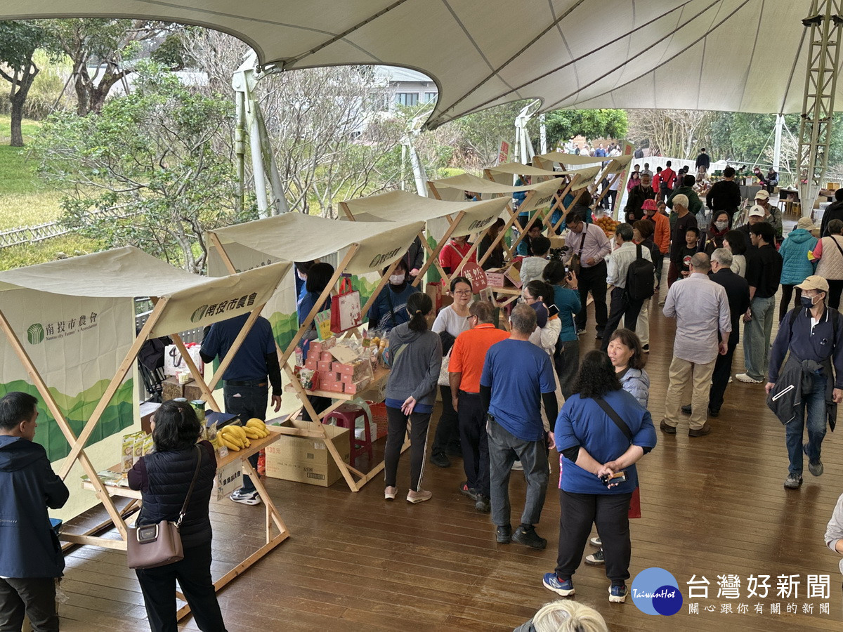 村民市集裡湧進許多遊客。（記者扶小萍攝）<br />
