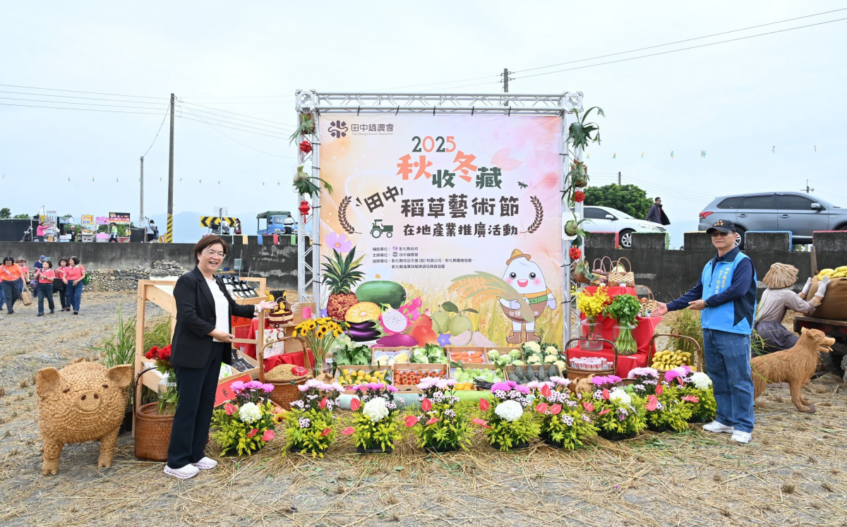 花海稻浪共織農村美景,田中稻草藝術節打造12公頃大地畫布。圖/記者鄧富珍攝