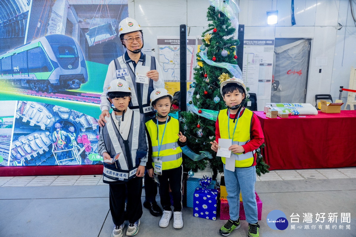參觀活動特別選在聖誕節前夕舉辦,桃園市長張善政與小朋友們在聖誕樹前合影。
