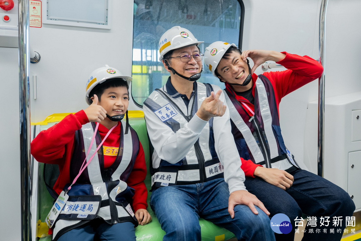 桃園市長張善政與市民朋友一起開箱捷運綠線G13站體驗搭乘樂趣。