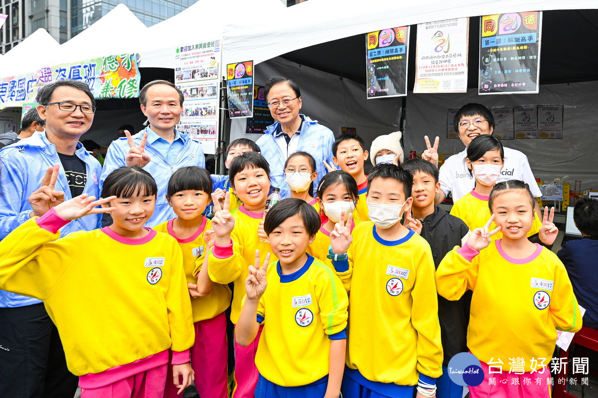 桃園市長張善政與同學們合影。