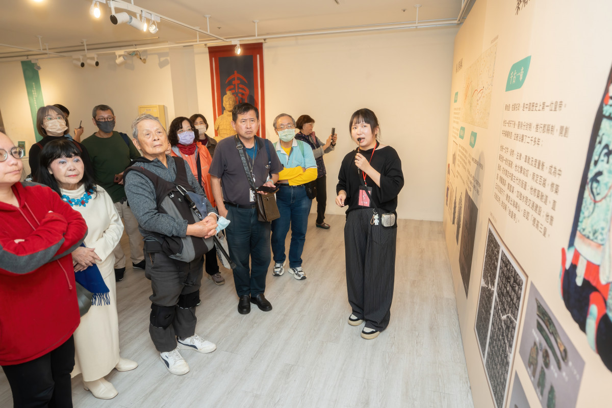 開幕式後主辦方精心安排現場導覽，引領觀眾深入欣賞秦代文化/社團法人中華翰維文化推廣協會提供<br />
<br />
