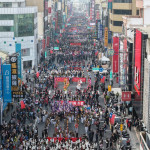 2025嘉義市國際管樂節踩街嘉年華，今天下午在嘉義市中央噴水圓環盛大登場。(圖／陳致愷攝影)