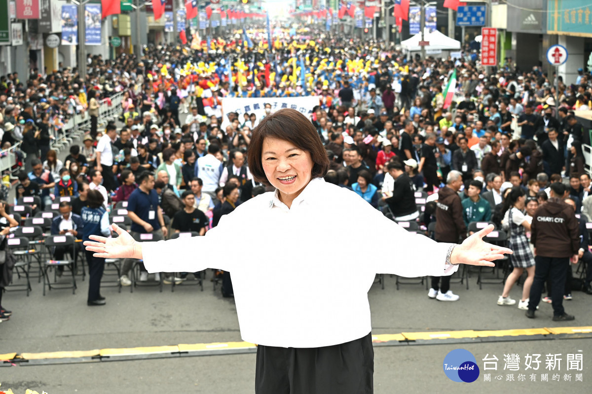 2025嘉義市國際管樂節踩街嘉年華,今天下午在嘉義市中央噴水圓環盛大登場。(圖/陳致愷攝影)