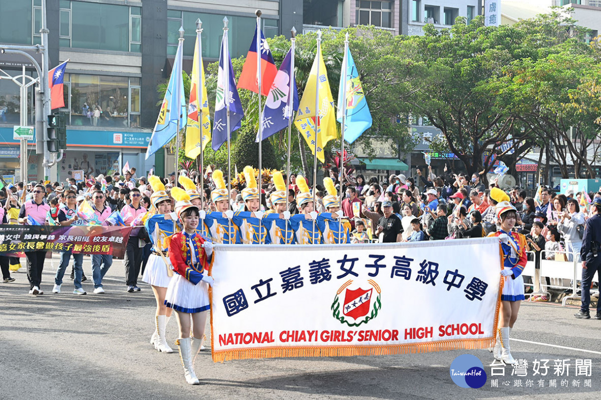 今年踩街嘉年華由嘉義女中樂旗儀隊領軍。(圖/陳致愷攝影)