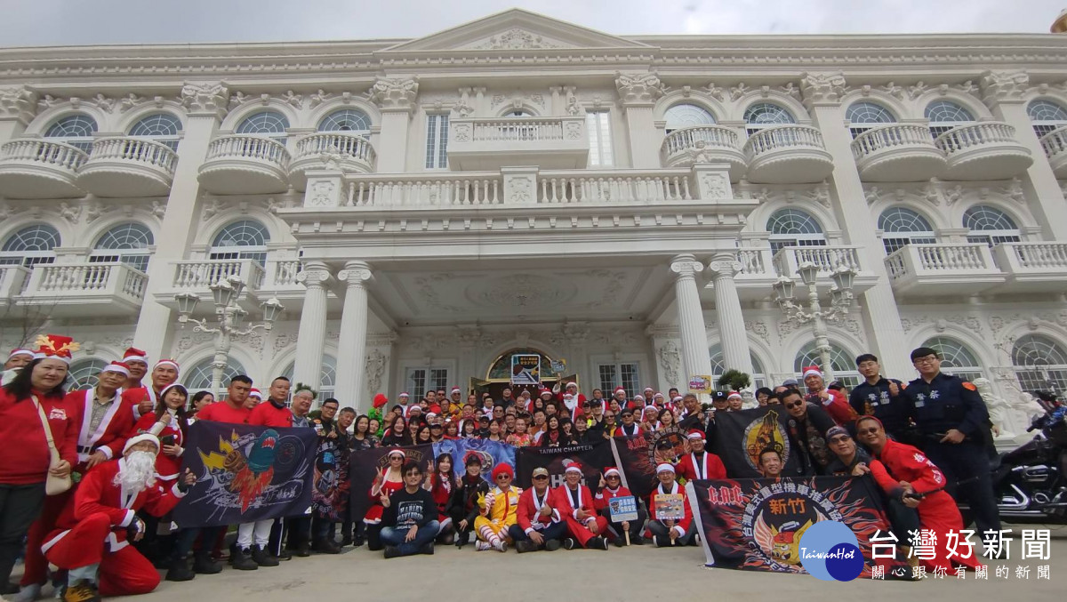 車友們化身聖誕老公公為新竹縣市多個弱勢兒少機構送上祝福與關懷。