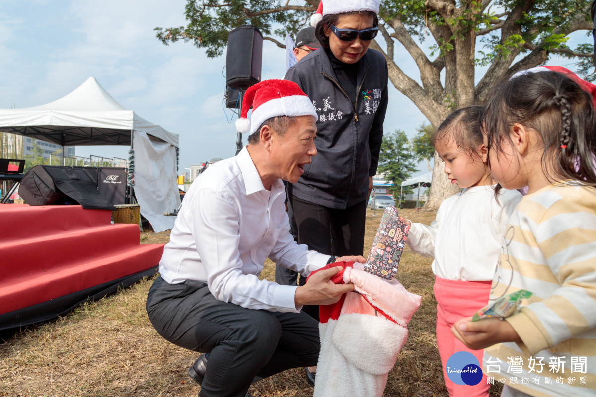 嘉義縣觀光工廠耶誕派對　翁章梁化身耶誕老人發糖果